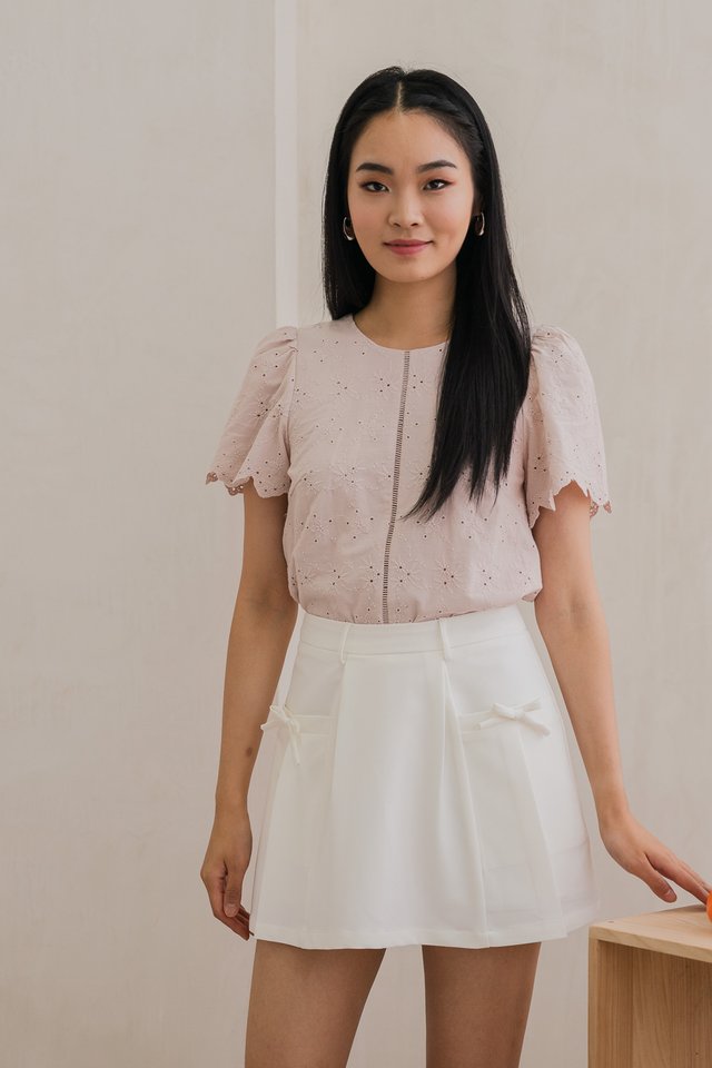 Shea Eyelet Scallop Hem Top In Dusty Pink