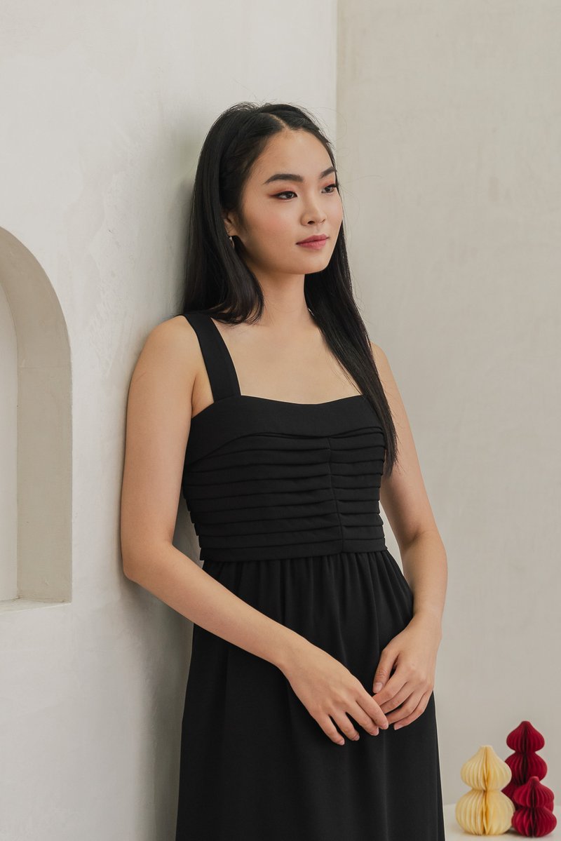 Pola Pleated Midi Dress In Black