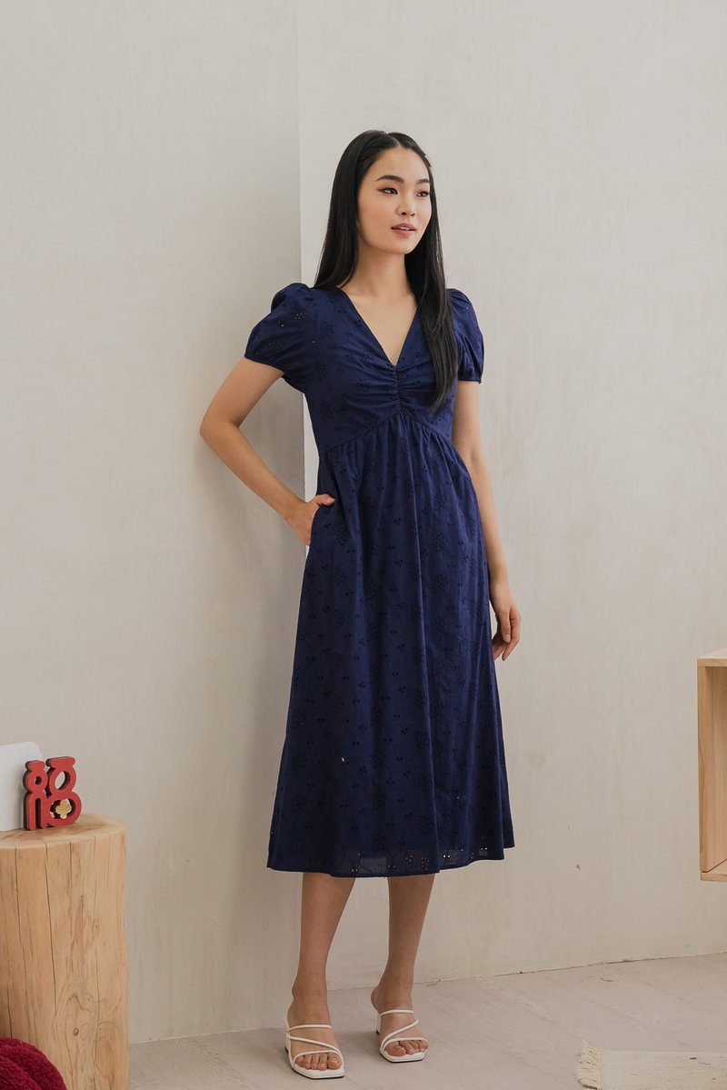 Eberta Eyelet Sweetheart Midi Dress In Navy (XS)