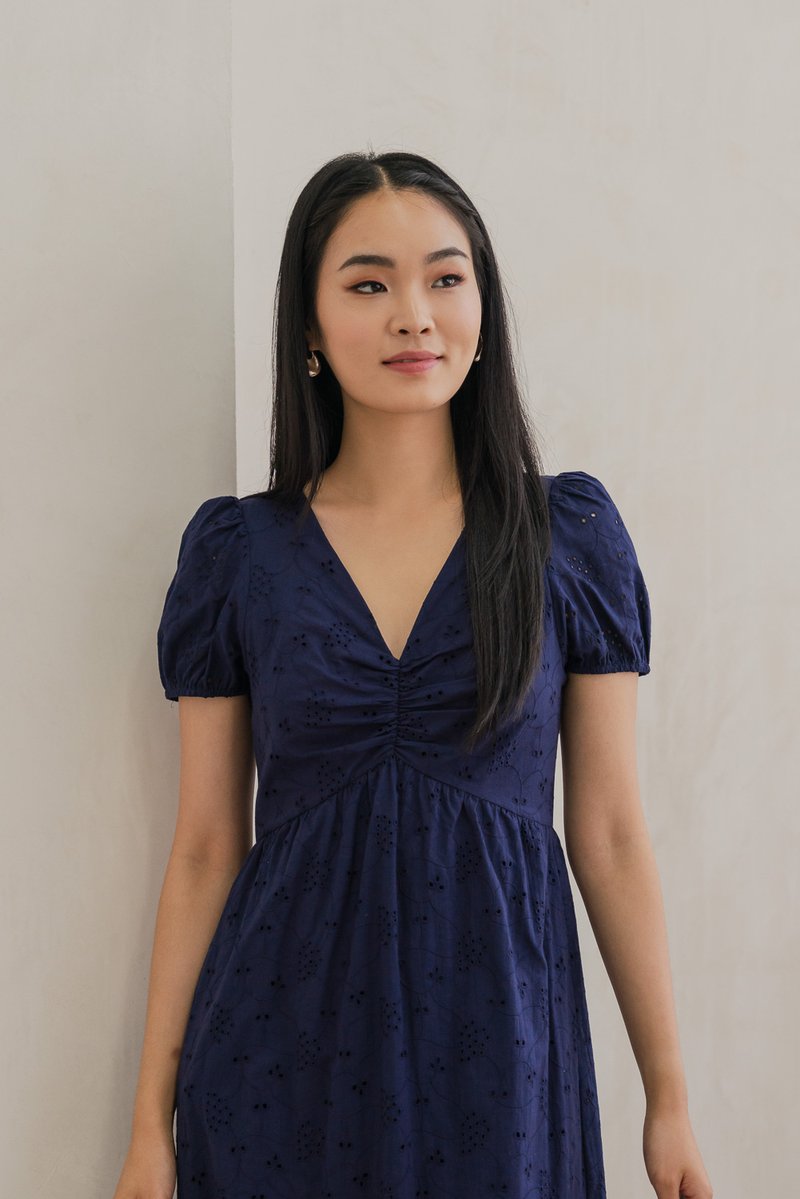 Eberta Eyelet Sweetheart Midi Dress In Navy (XS)