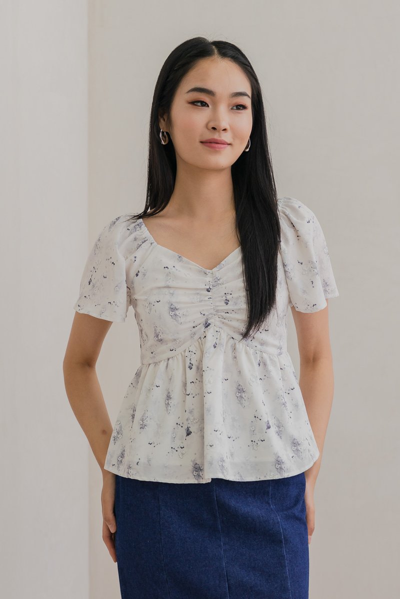 Rexa Ribbon Print Sweetheart Top In White (XS)