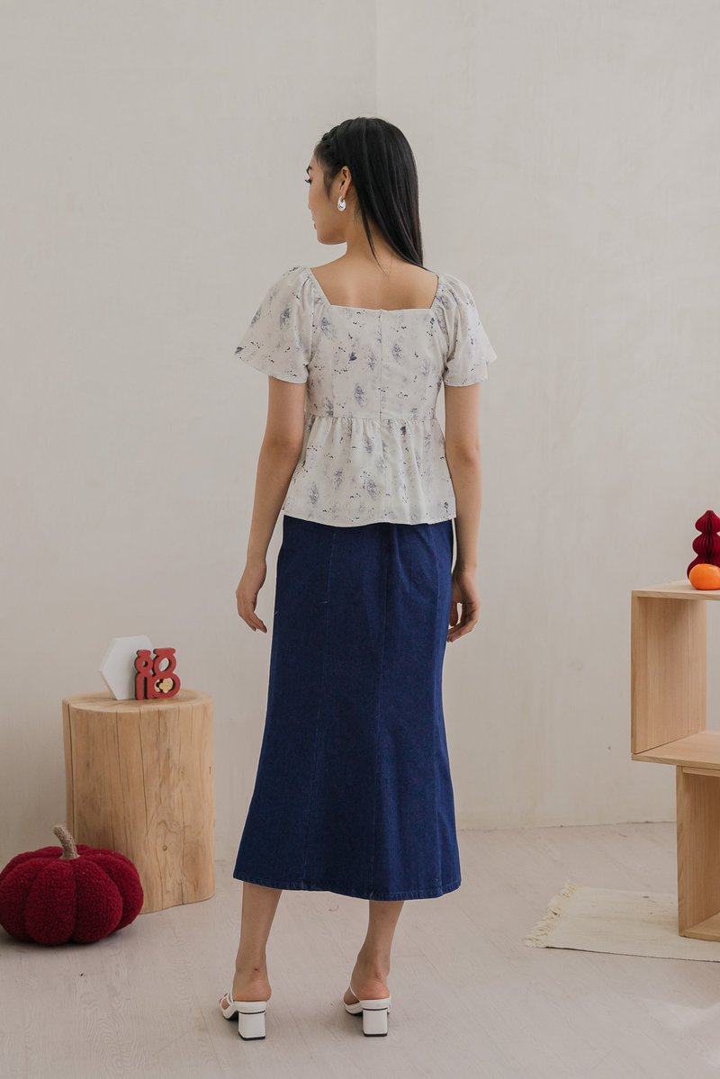 Rexa Ribbon Print Sweetheart Top In White (XS)