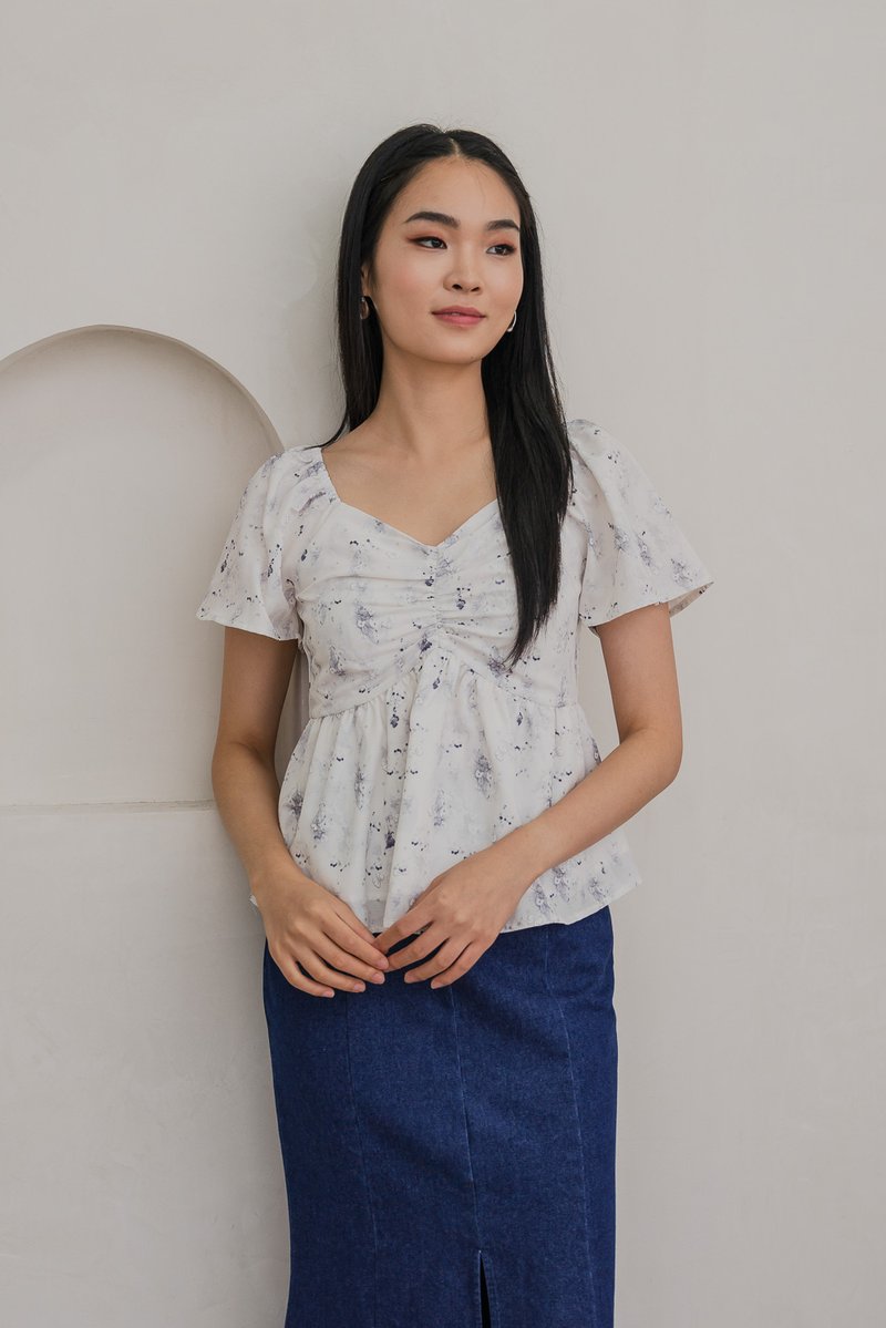 Rexa Ribbon Print Sweetheart Top In White (XS)