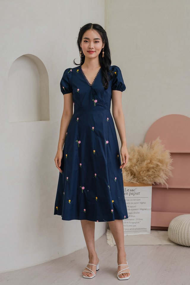 Lilybeth Embroidery Midi Dress In Navy