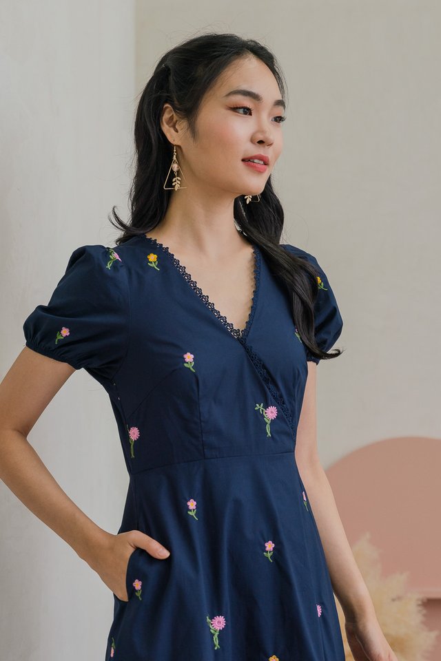 Lilybeth Embroidery Midi Dress In Navy