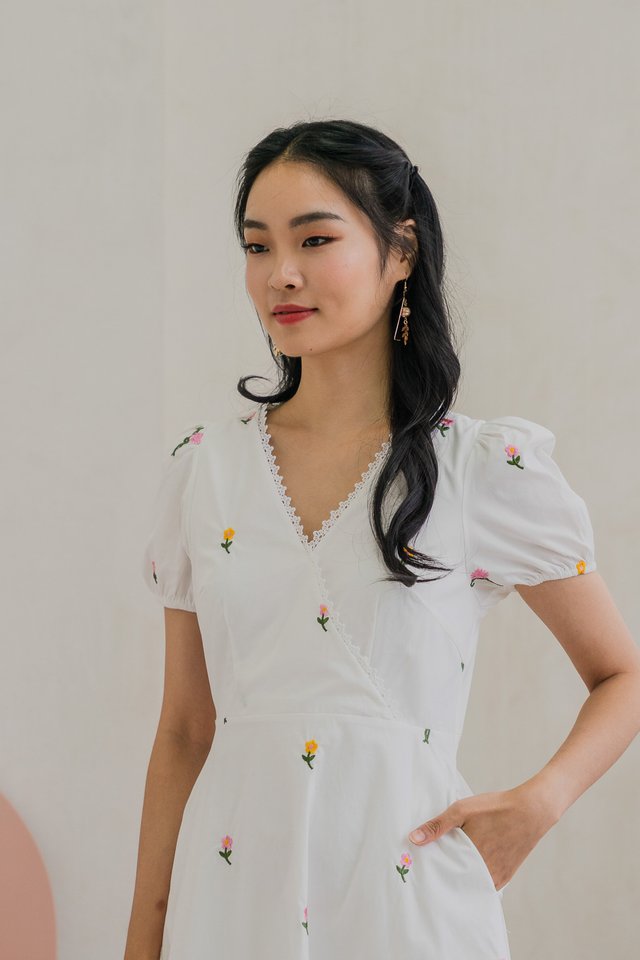 Lilybeth Embroidery Midi Dress In White