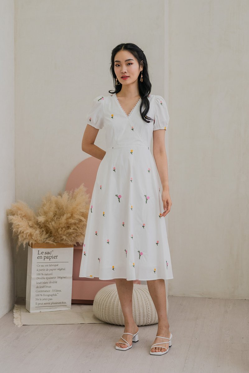 Lilybeth Embroidery Midi Dress In White