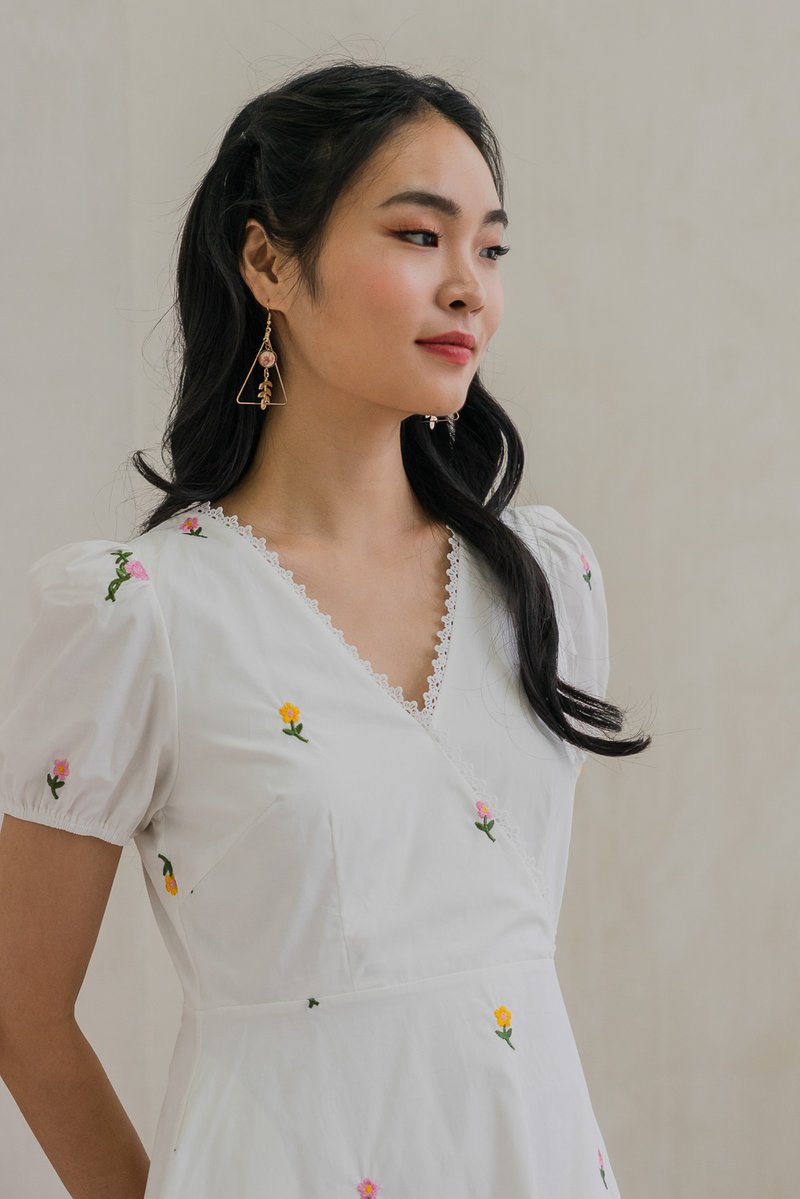 Lilybeth Embroidery Midi Dress In White