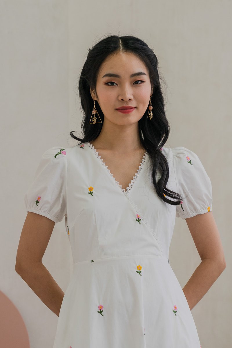 Lilybeth Embroidery Midi Dress In White