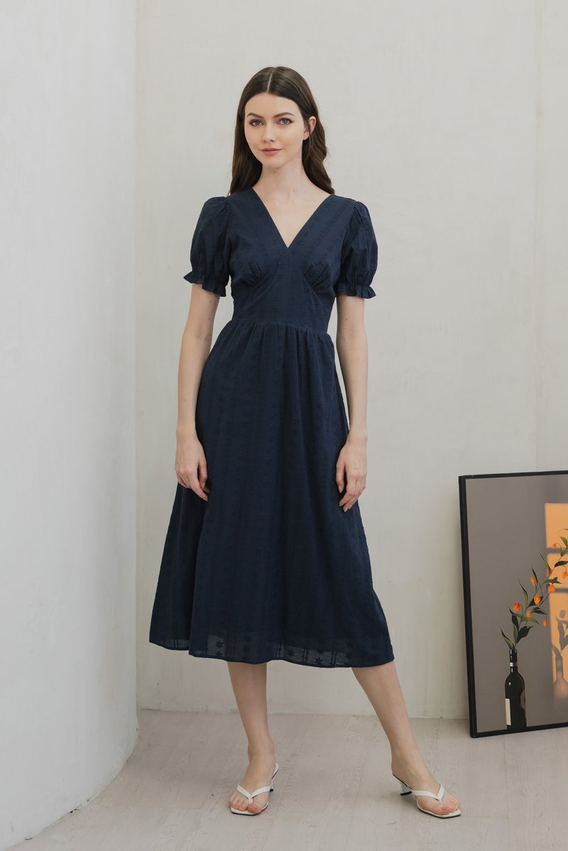 Everest Eyelet Embroidery Midi Dress In Navy (XS)