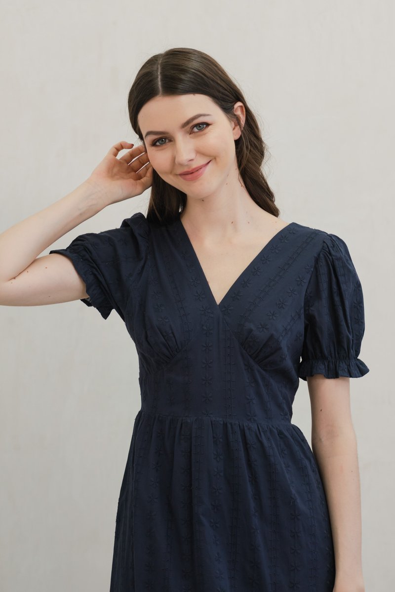 Everest Eyelet Embroidery Midi Dress In Navy (XS)