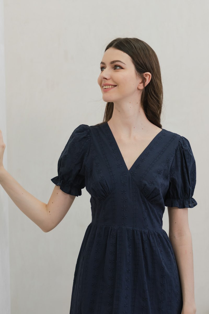Everest Eyelet Embroidery Midi Dress In Navy (XS)