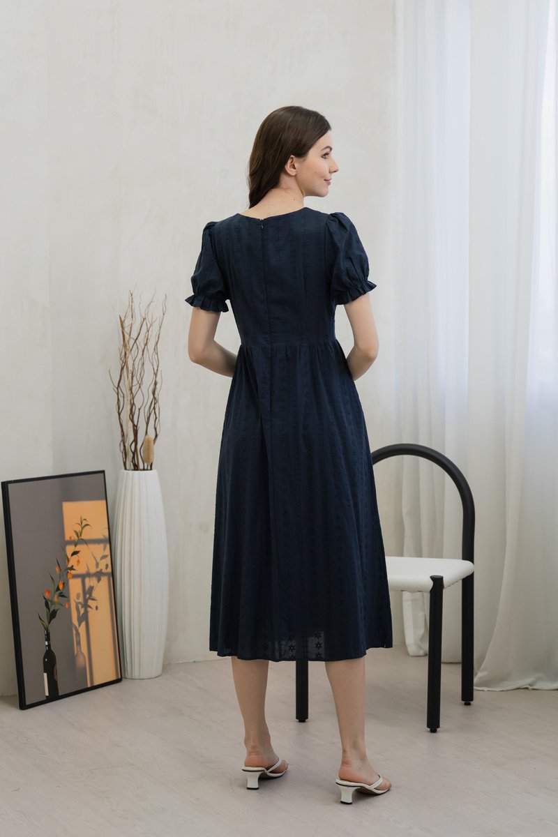 Everest Eyelet Embroidery Midi Dress In Navy (XS)