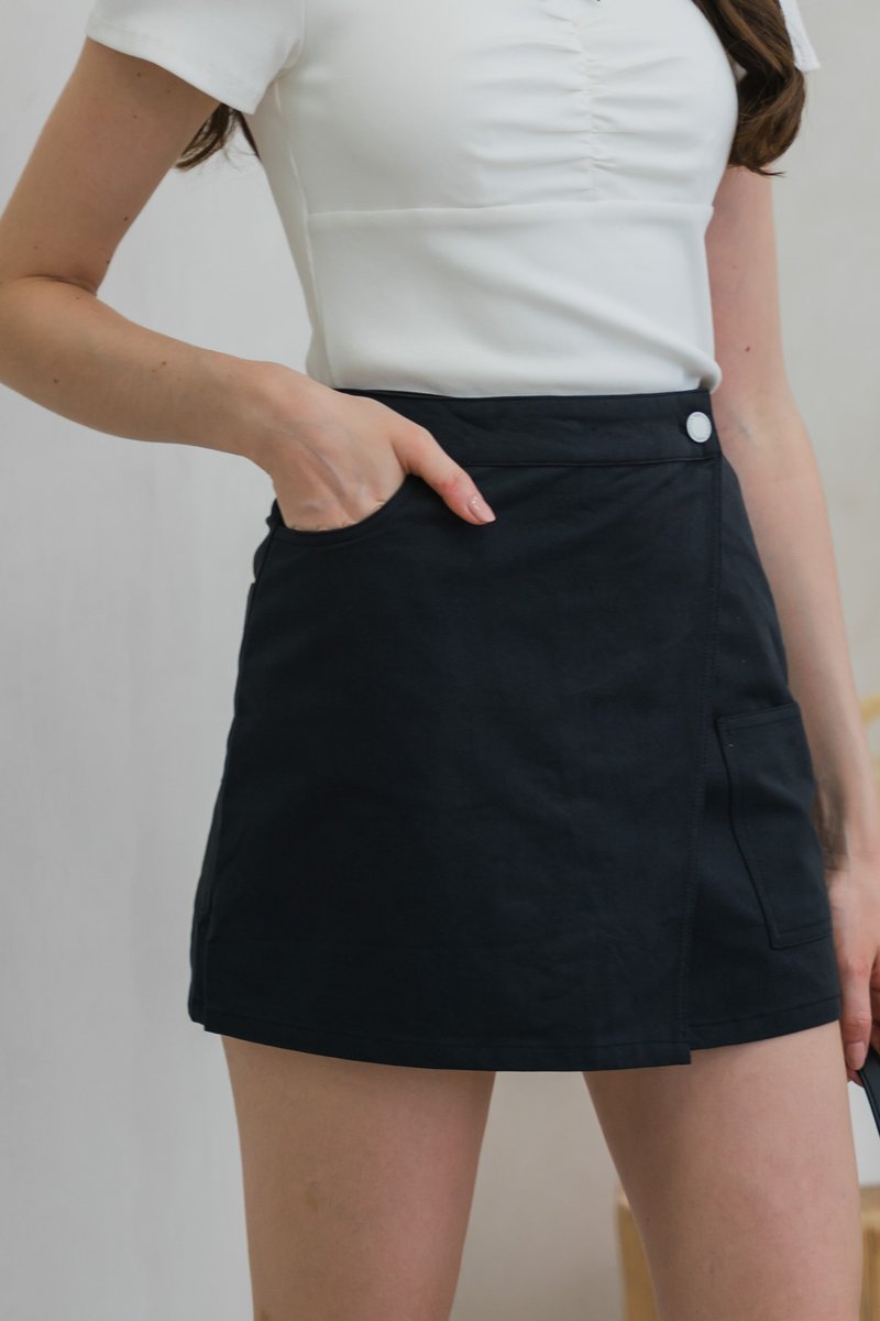 Cece Cargo Denim Overlap Skort In Black