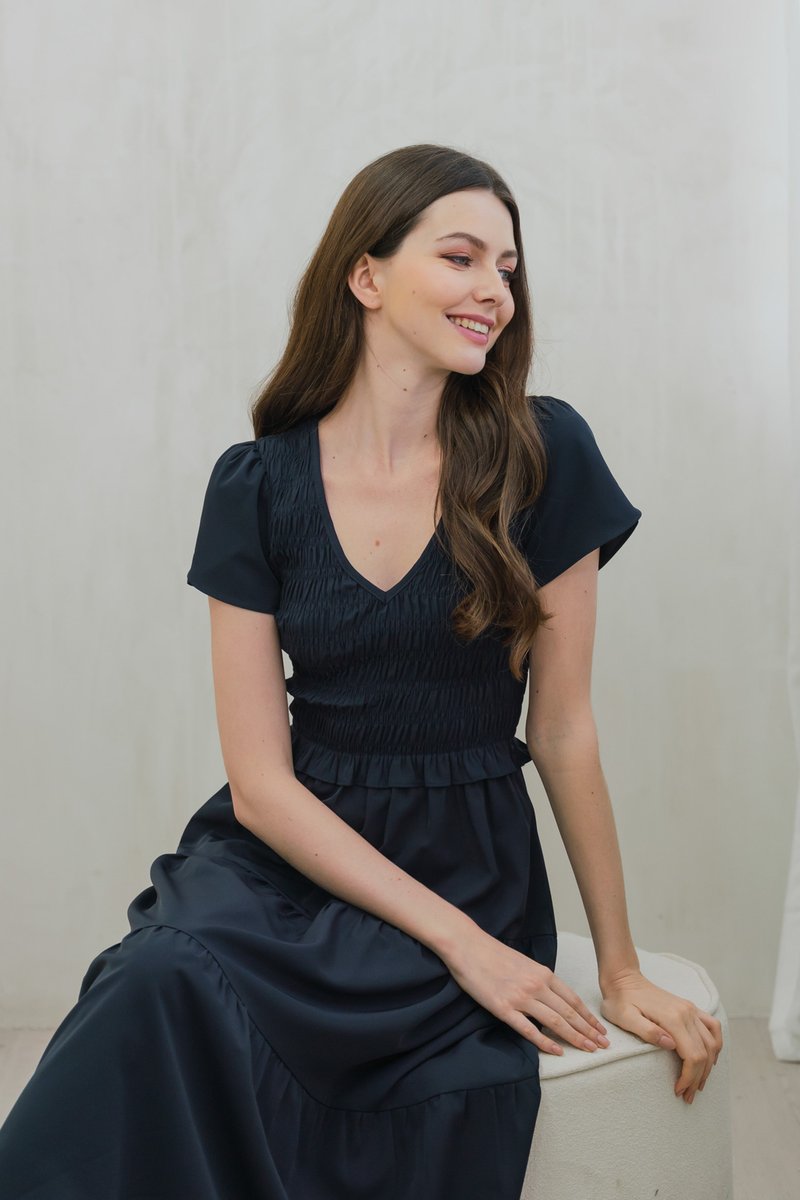 Stormi Smocked Tier Midi Dress In Navy (XS)