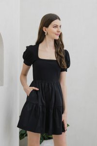 Meria Mixed Fabric Tiered Dress In Black (XS)