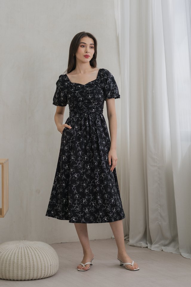 Hibiscus Floral Ruched Midi Dress In Black