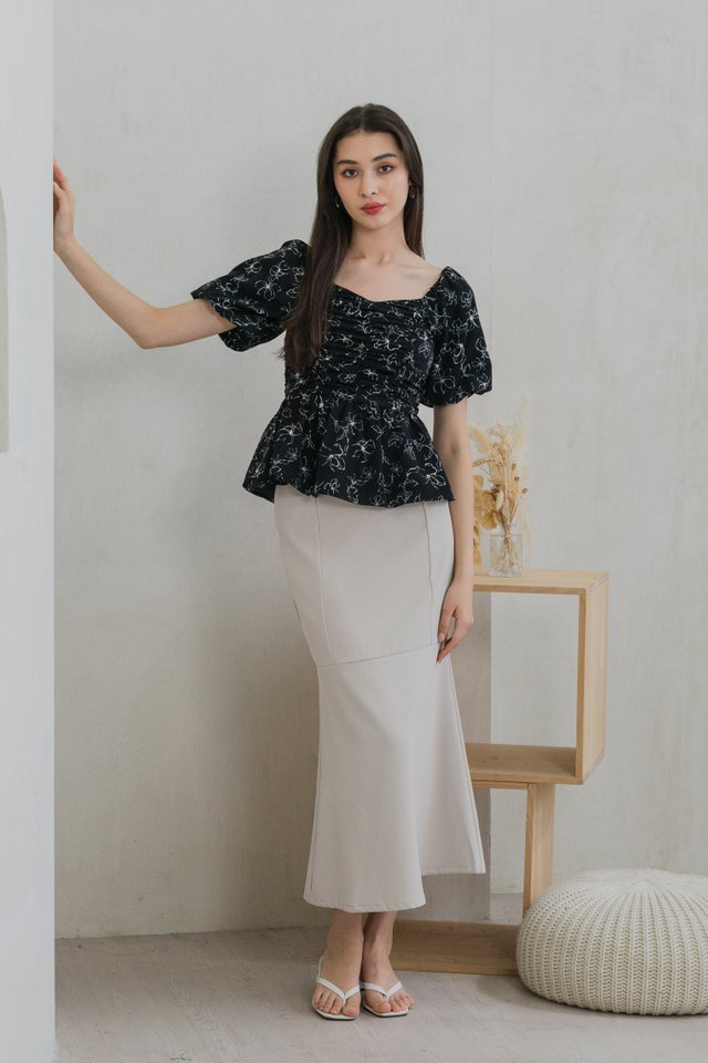 Hibiscus Floral Ruched Top In Black