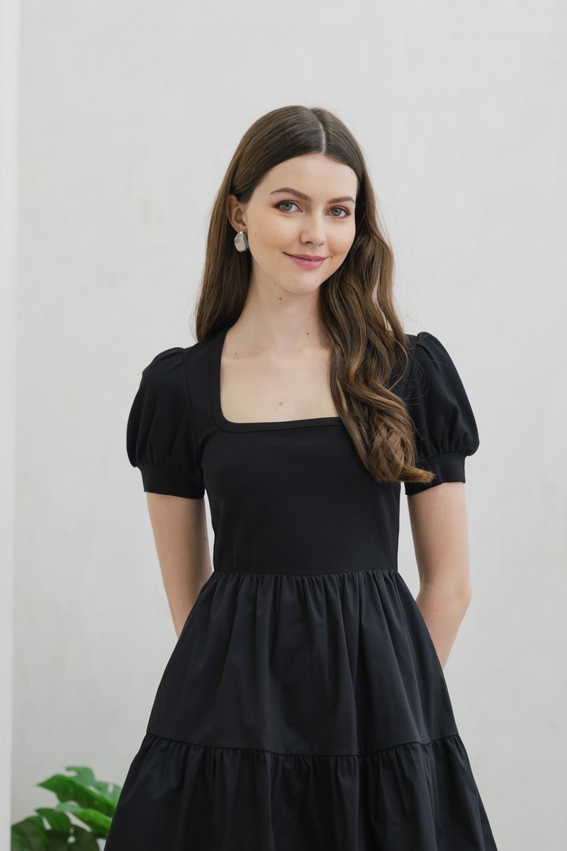Meria Mixed Fabric Tiered Dress In Black (XS)