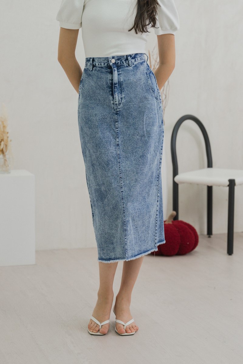 Phlo Denim Pocket Midi Skirt in Acid Wash (XS)
