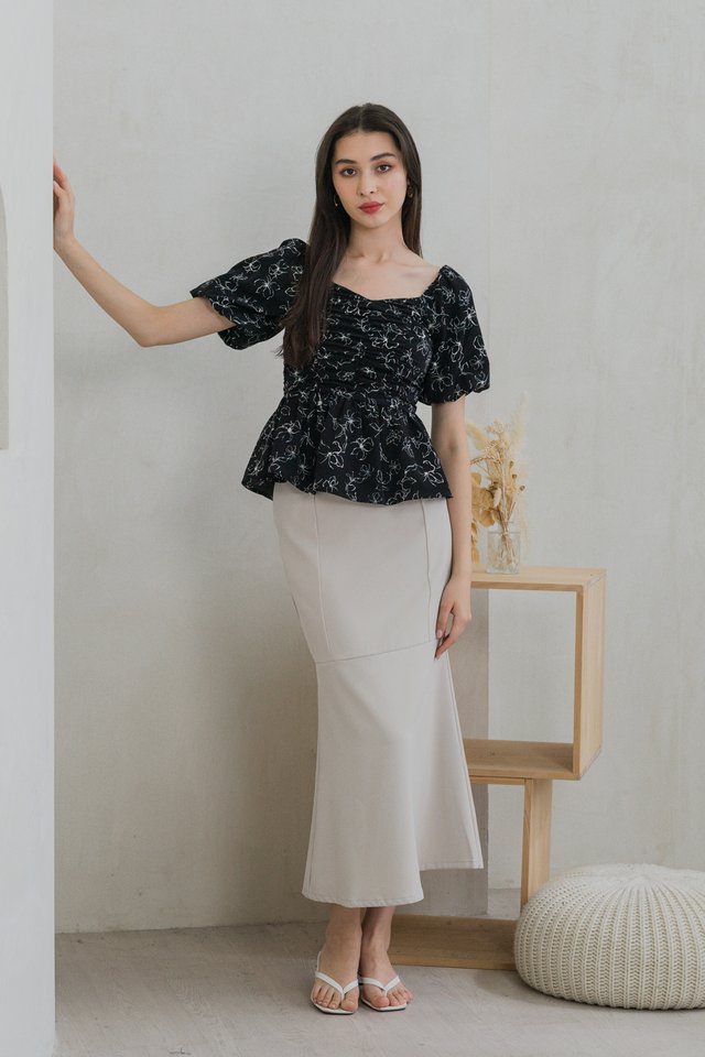 Hibiscus Floral Ruched Top In Black