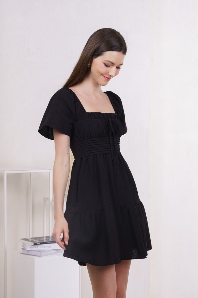 Peachy Textured Ribbon Pleated Dress In Black