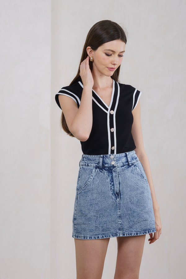 Rosalee Floral Button Ribbed Top In Black (S)