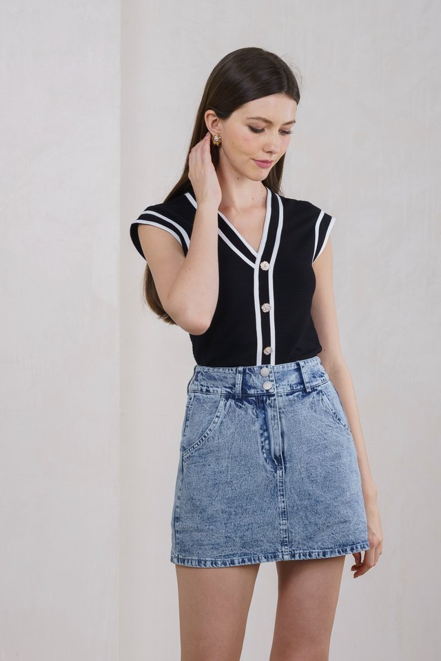 Rosalee Floral Button Ribbed Top In Black