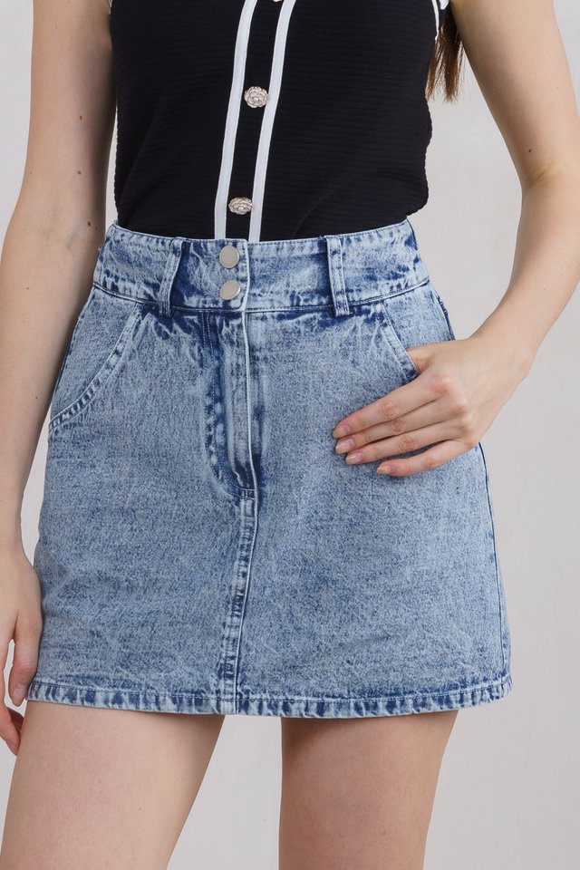 Desire Denim Duo Button Skort In Acid Wash
