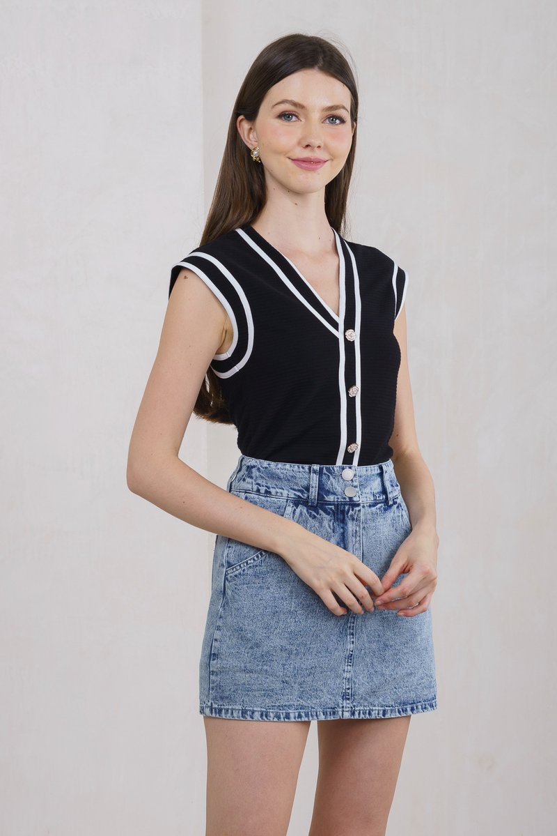 Rosalee Floral Button Ribbed Top In Black (S)