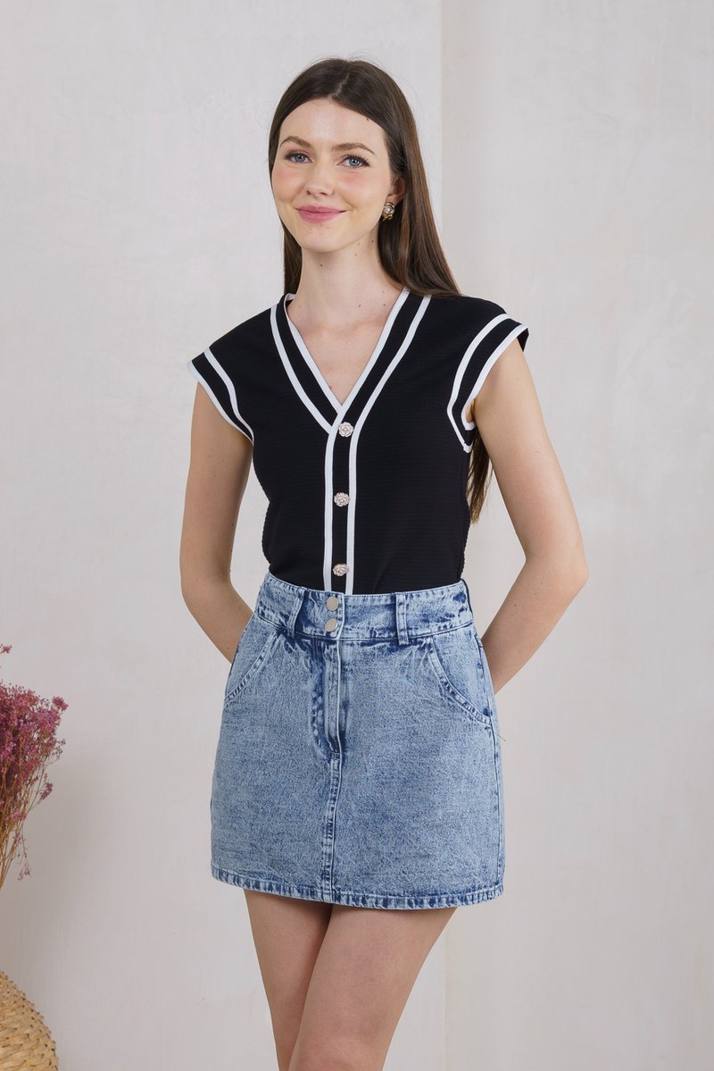 Rosalee Floral Button Ribbed Top In Black (S)
