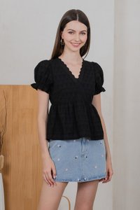 Elowyn Eyelet Babydoll Top In Black