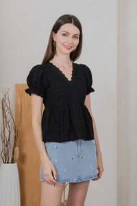 Elowyn Eyelet Babydoll Top In Black