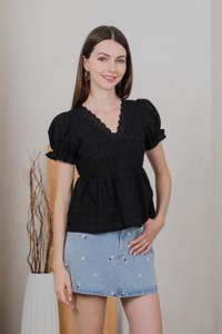Elowyn Eyelet Babydoll Top In Black