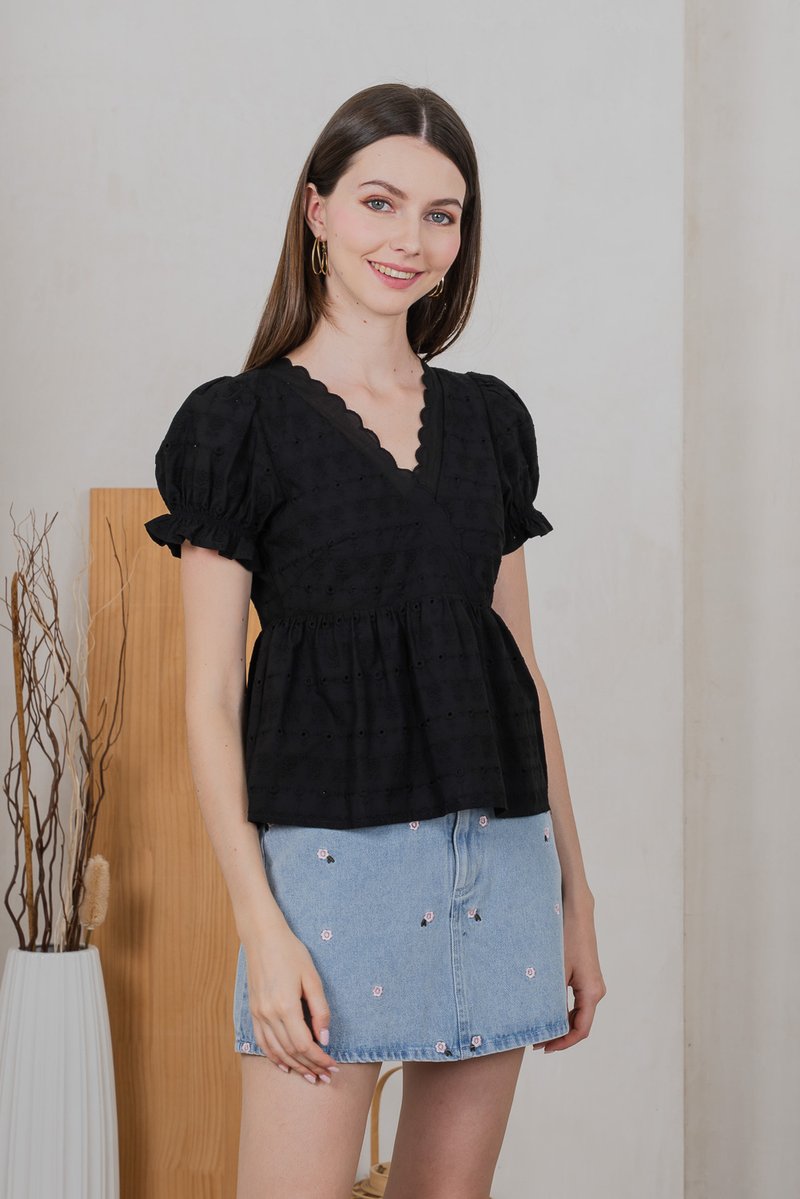 Elowyn Eyelet Babydoll Top In Black