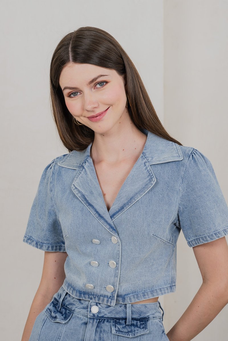 Carter Crop Denim Blazer In Light Wash