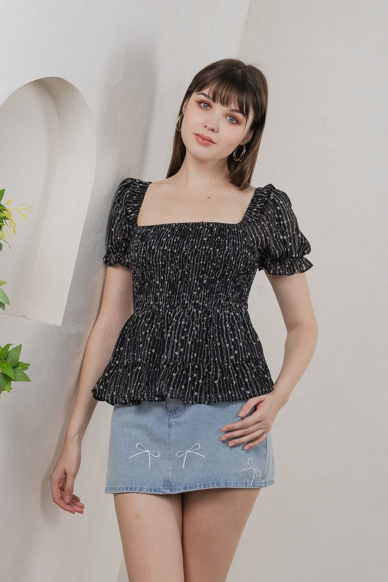 Selune Prints Smocked Top In Black