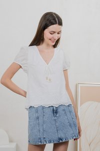 Este Eyelet Broidery Ribbon Top In White (XXL)