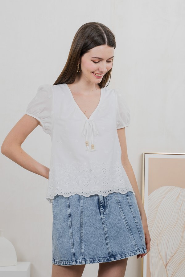Este Eyelet Broidery Ribbon Top In White (XXL)
