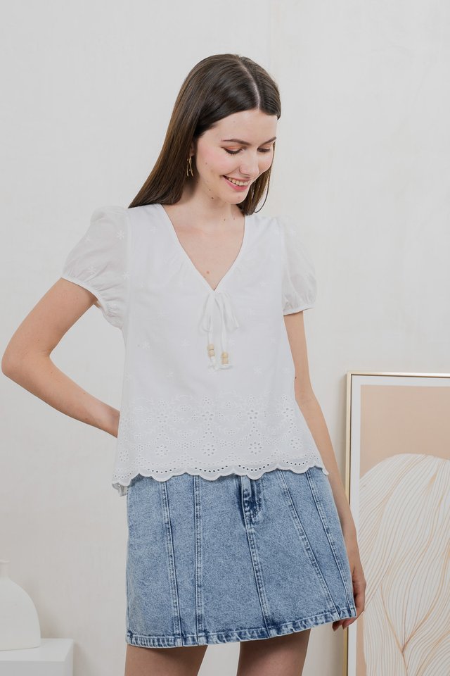 Este Eyelet Broidery Ribbon Top In White