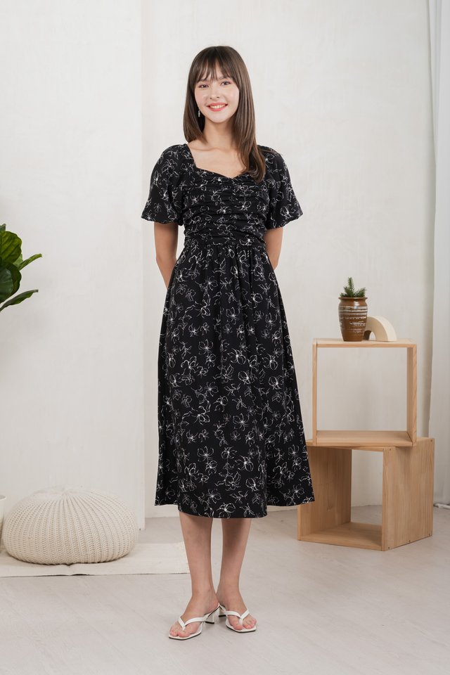 Hibiscus Floral Ruched Midi Dress In Black
