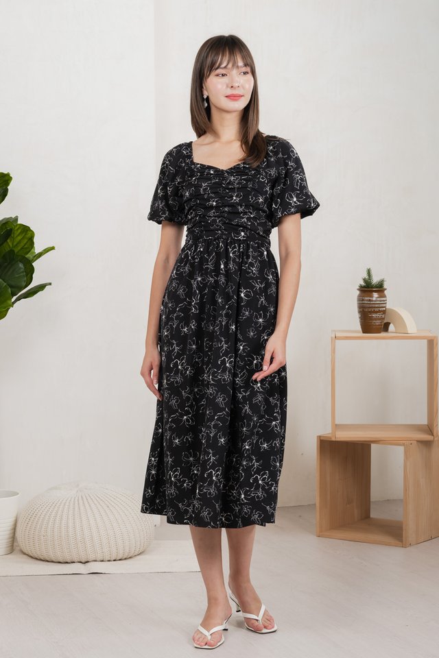 Hibiscus Floral Ruched Midi Dress In Black