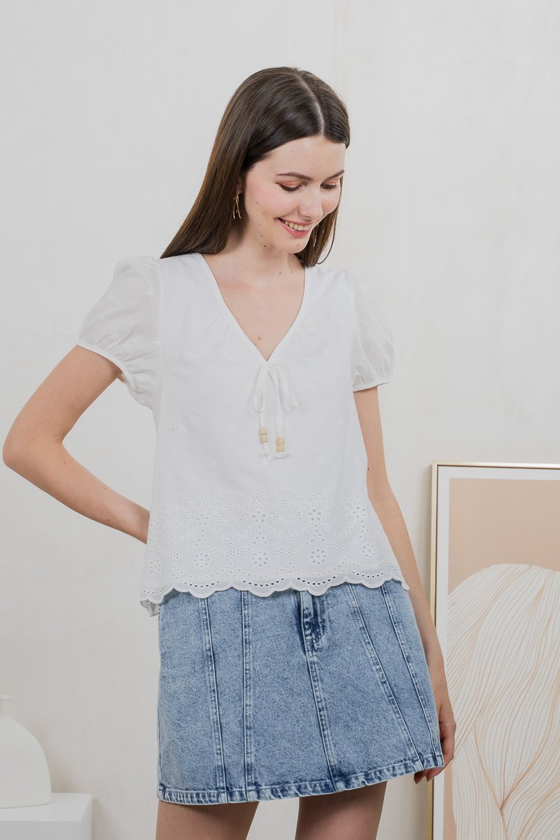Este Eyelet Broidery Ribbon Top In White (XXL)