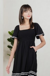 Monet Smocked Contrast Midi Dress In Black