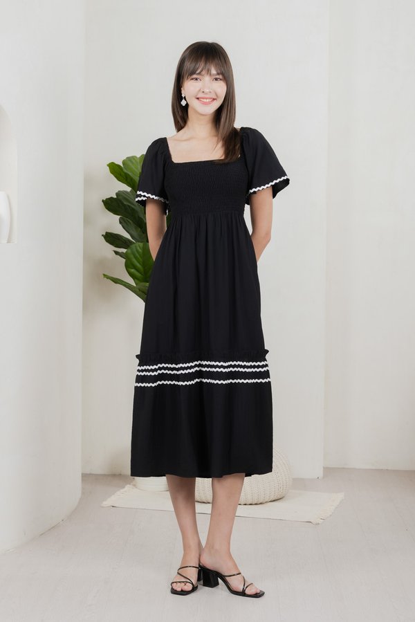 Monet Smocked Contrast Midi Dress In Black