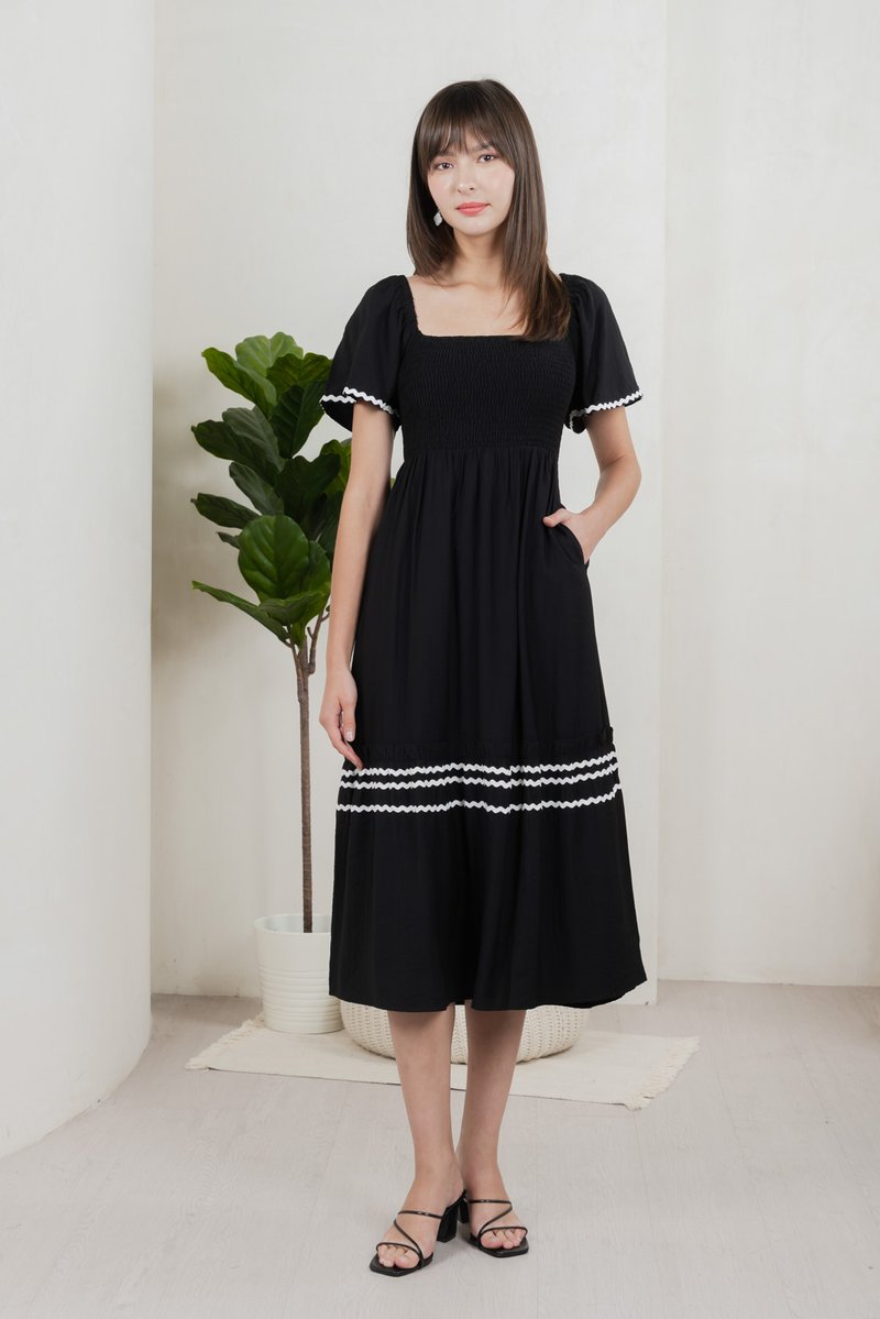 Monet Smocked Contrast Midi Dress In Black