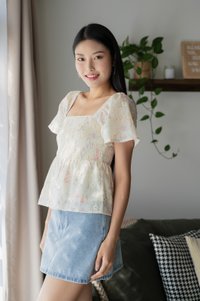 Emylou Smocked Fleur Top In Cream