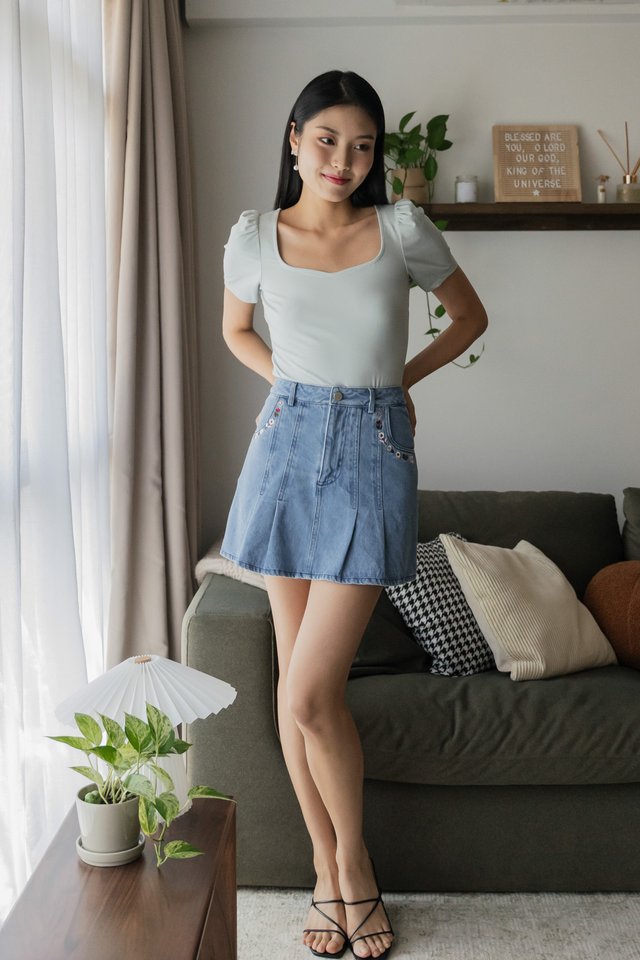 Judy Sweetheart Basic Top In Sage