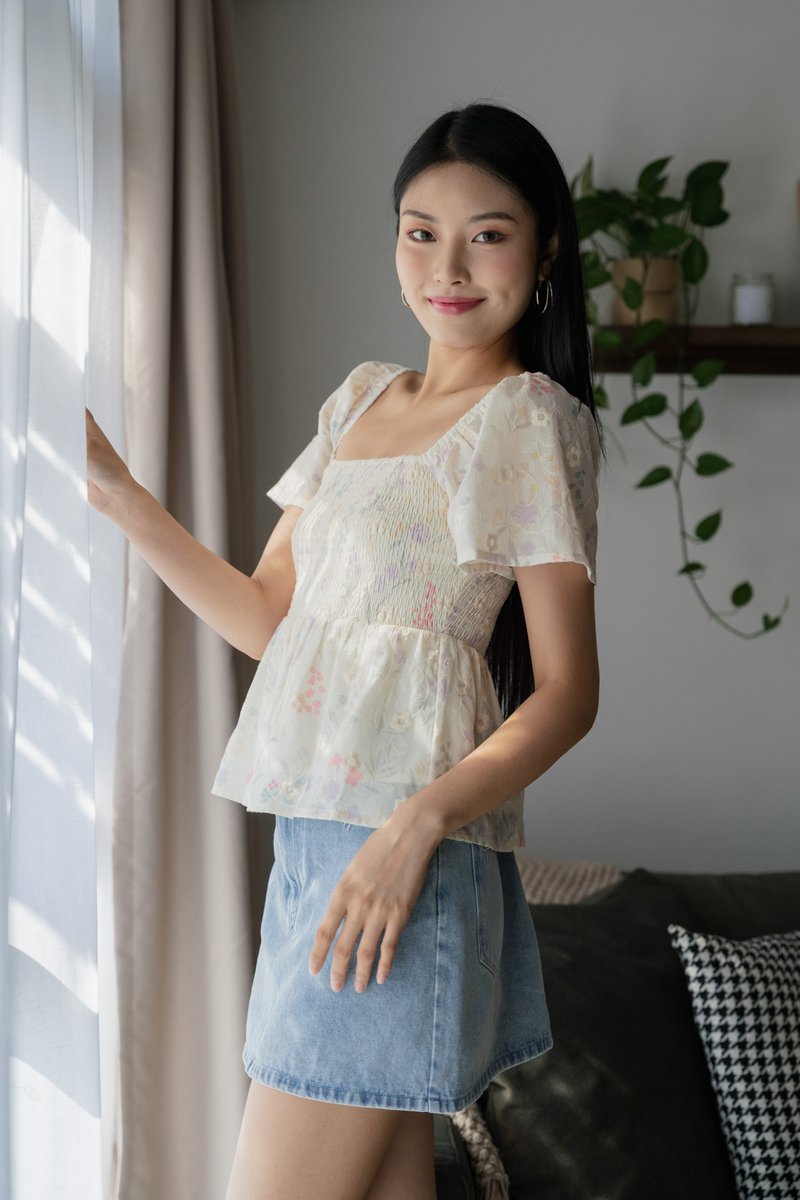 Emylou Smocked Fleur Top In Cream