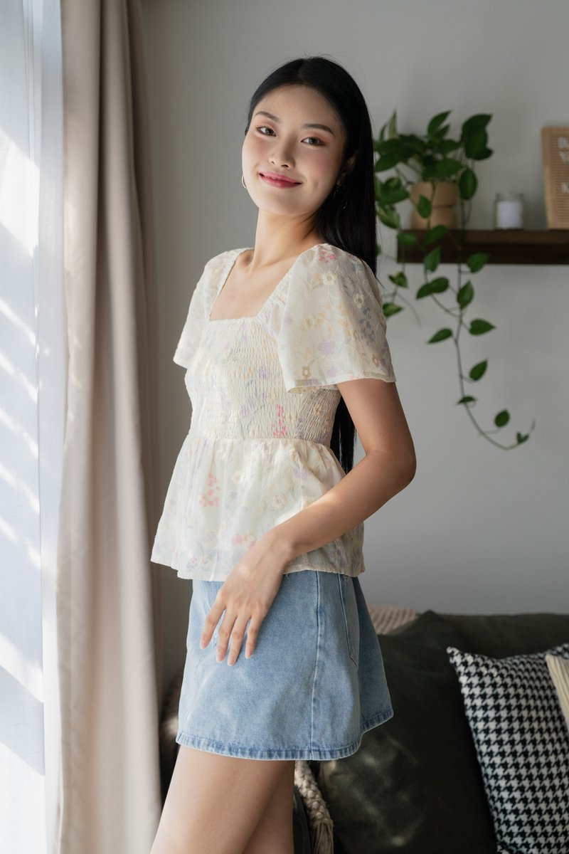 Emylou Smocked Fleur Top In Cream
